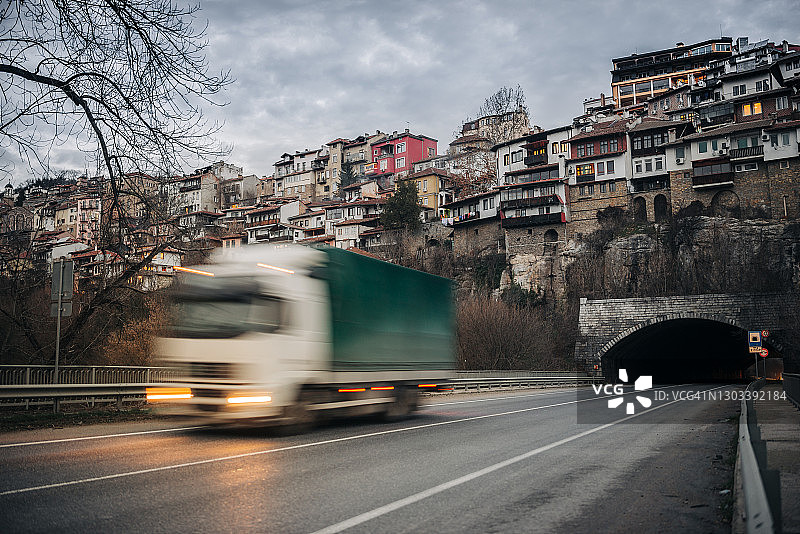在城市下方高速公路上快速行驶的繁忙交通图片素材