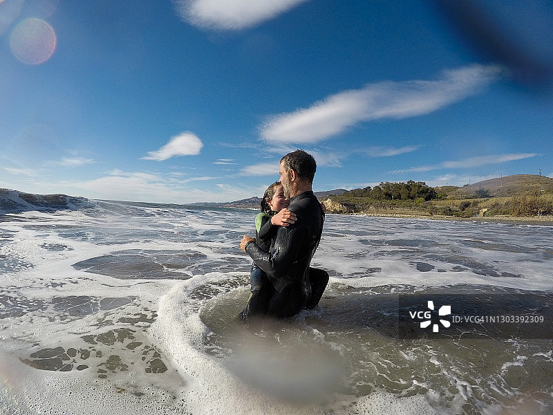 父亲和孩子们在加利福尼亚圣巴巴拉海滩玩耍图片素材