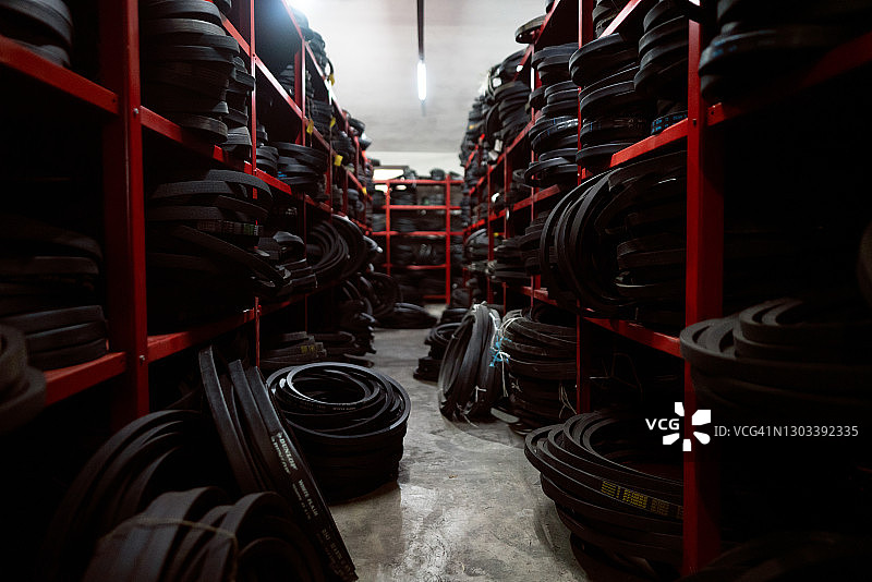 仓库货架上的橡胶带和橡胶圈图片素材