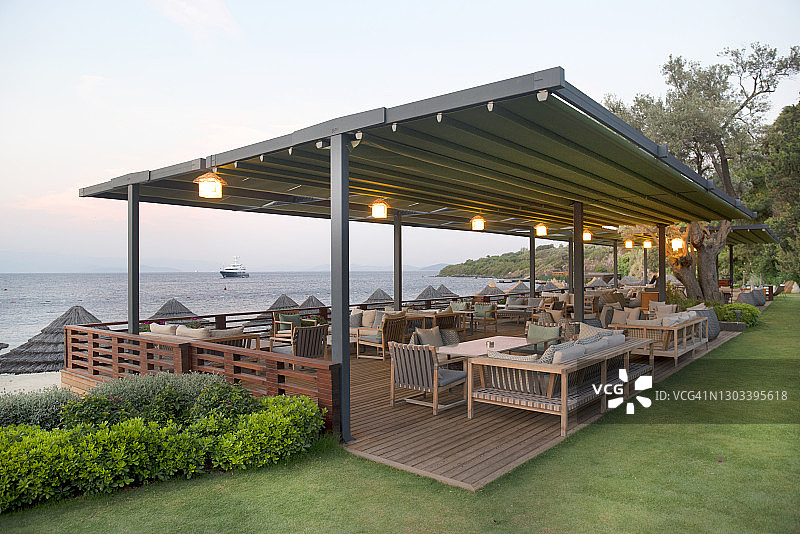 海滩边的户外家具图片素材