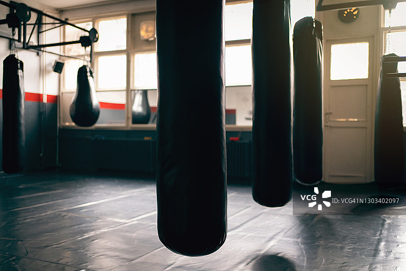 有重沙袋的健身房图片素材