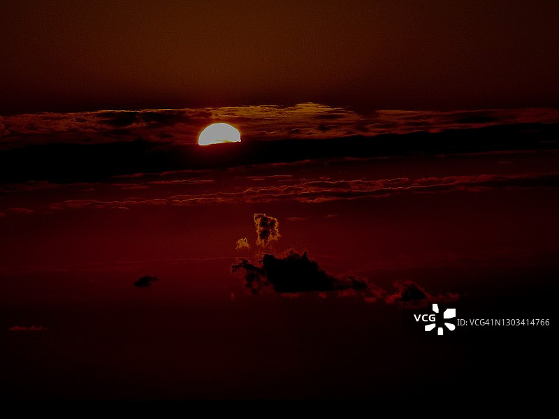 黄色日落与红色和黑色云彩图片素材