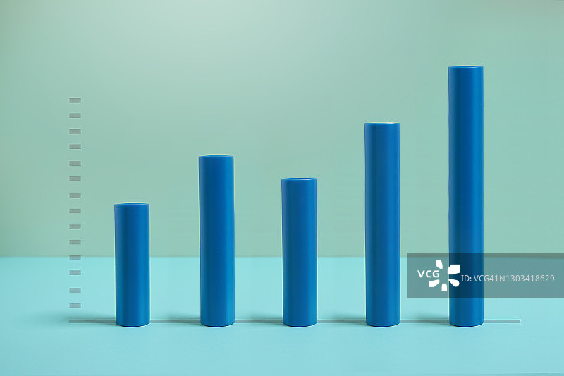 蓝色背景上的抽象上升蓝色管状物静物图片素材