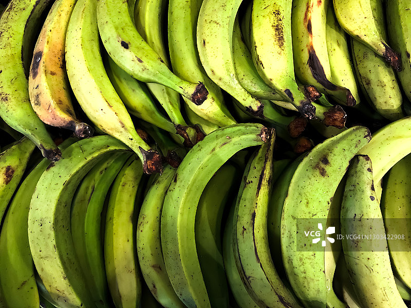 市场上成排的新鲜有机香蕉图片素材