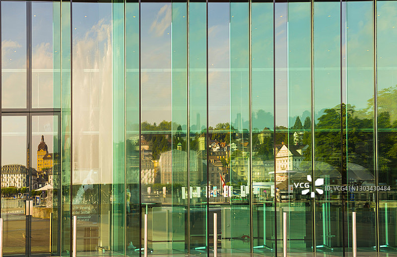 现代设计窗户中的卢塞恩市倒影图片素材