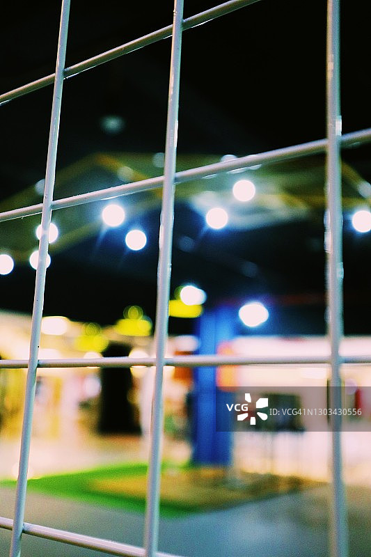 逆光灯下的铁丝栅栏图片素材