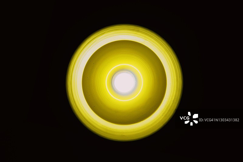 黑色背景下的灯具仰视图片素材