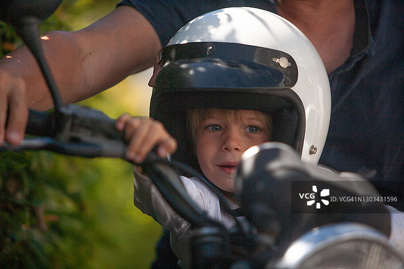 少年看着摩托车的速度表图片素材