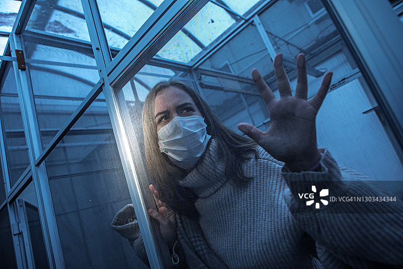 等待新冠疫苗接种的女人图片素材