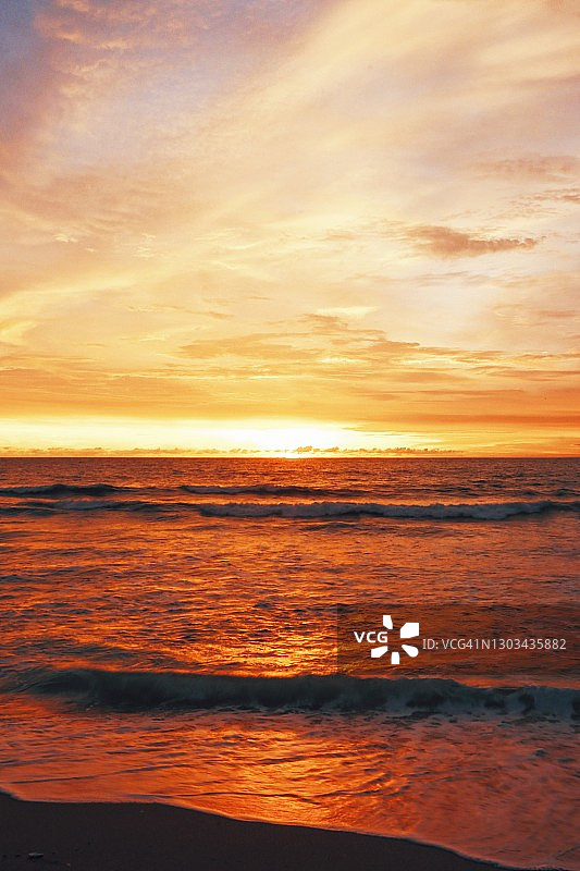 日落在沙滩图片素材