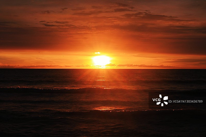 日落在沙滩图片素材