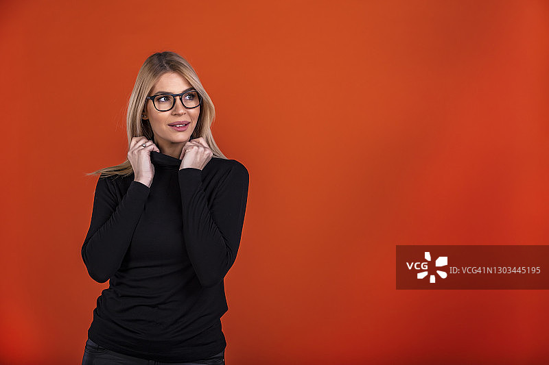 女子若有所思地眺望远方图片素材