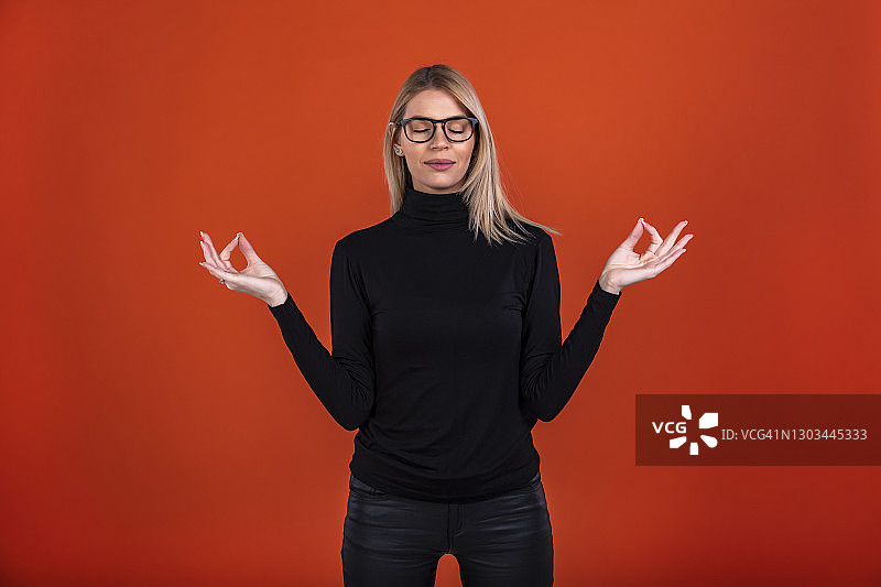 年轻女子闭眼冥想手势照片图片素材