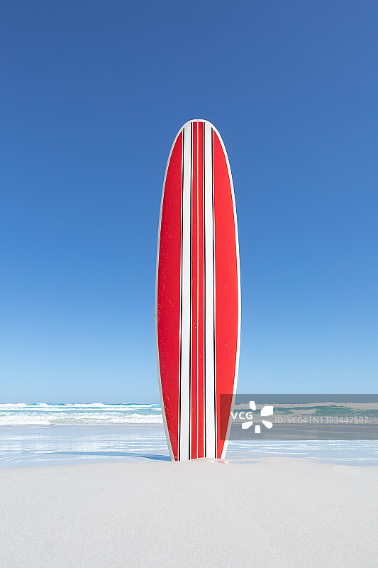 红白条纹复古冲浪板与海洋背景图片素材