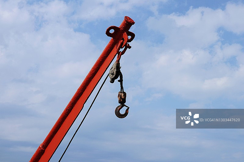 起重机吊钩，以天空为背景图片素材