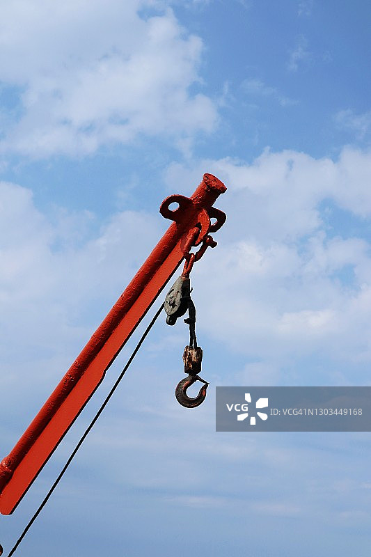 起重机吊钩，以天空为背景图片素材