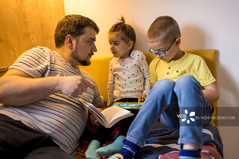 和父亲在家放松图片素材