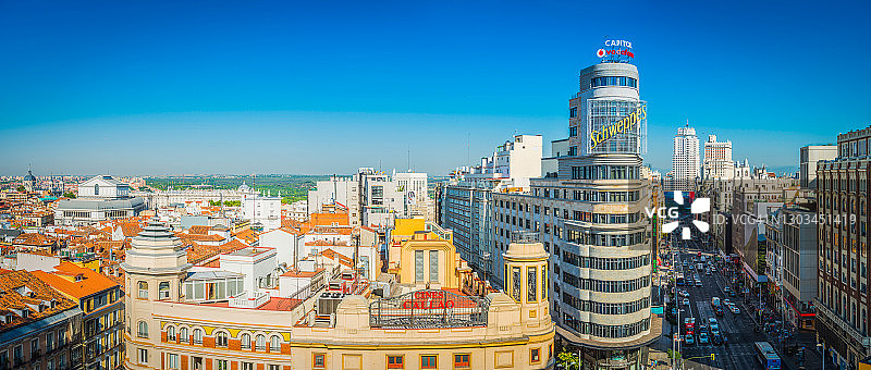 西班牙马德里格兰大道屋顶和地标全景图片素材
