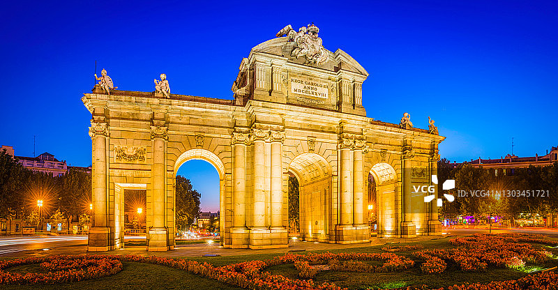 西班牙马德里阿尔卡拉门夜幕全景图片素材