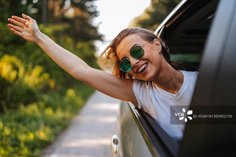 快乐的乘车兜风图片素材