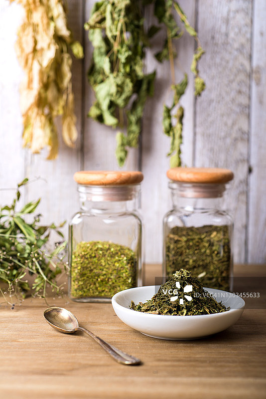 草药茶、干草药与药罐和勺子图片素材