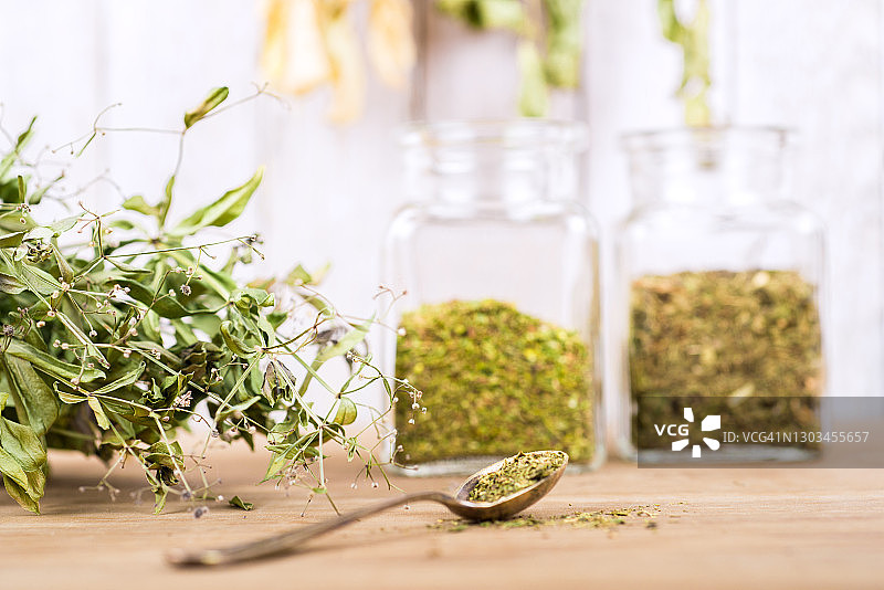 草药茶、干草药与药罐和勺子图片素材
