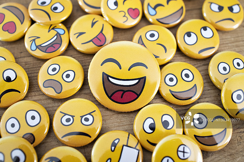 Emoji徽章，一个在中心大笑图片素材