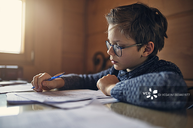 青少年在家做作业图片素材