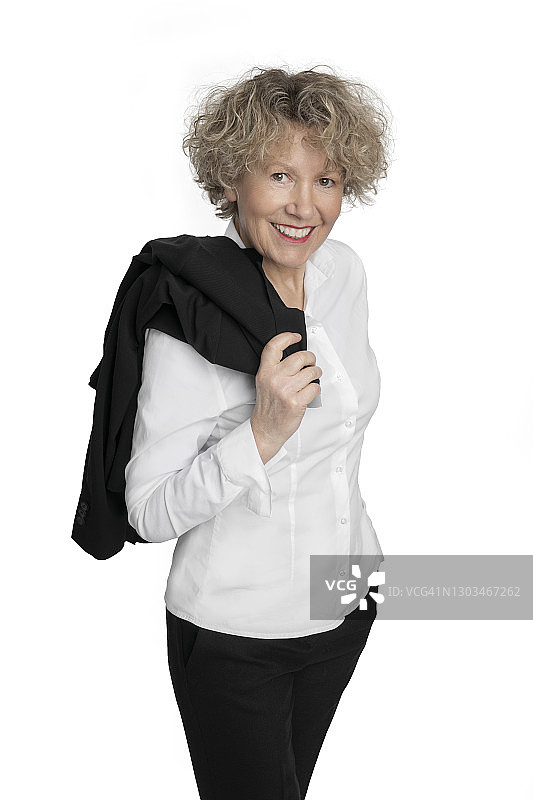 对着镜头微笑的年长商务女性，白色背景图片素材