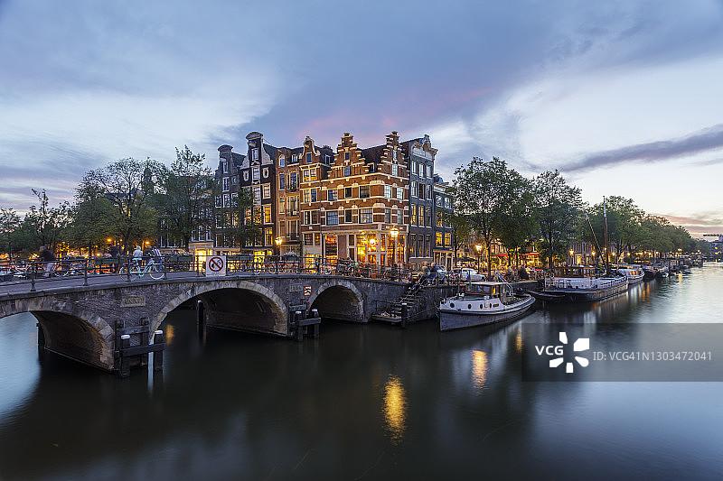 荷兰阿姆斯特丹市中心的布劳维尔运河图片素材