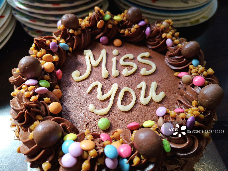 写有“想你”字样的巧克力蛋糕图片素材