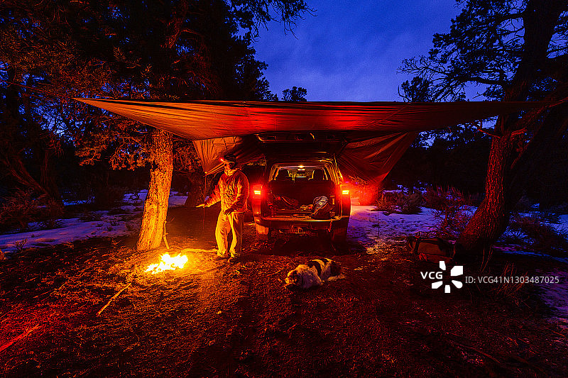 冬季用防水布进行汽车露营和丛林技能图片素材