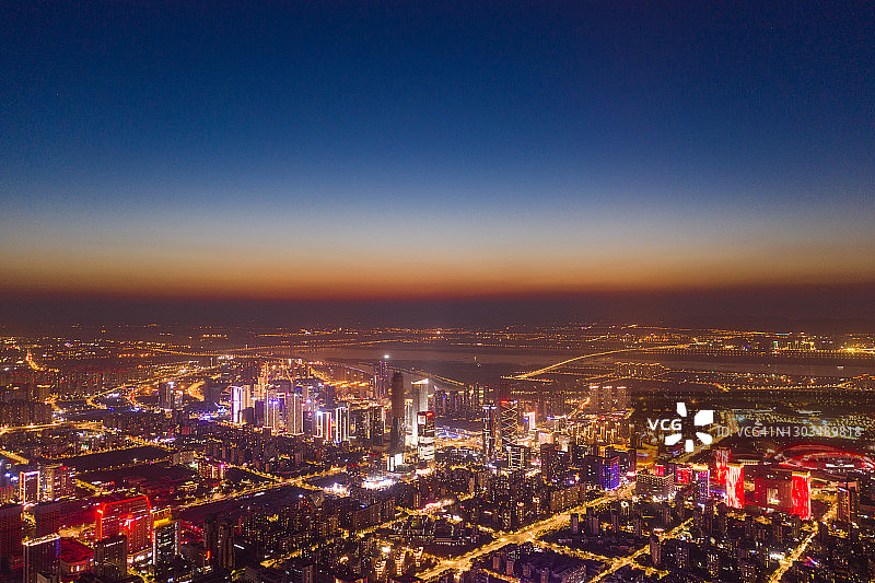 日落时分的现代城市鸟瞰图图片素材