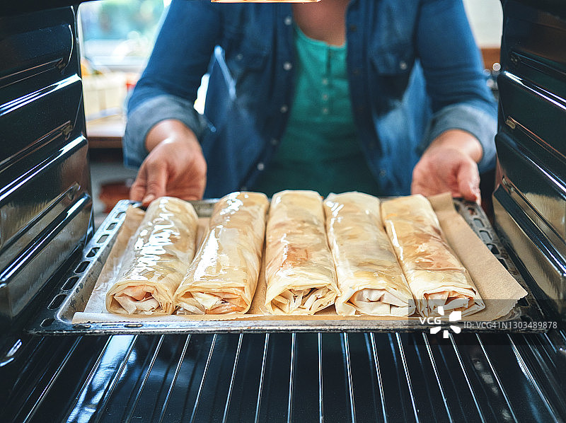 烤箱中烘烤费罗南瓜派图片素材