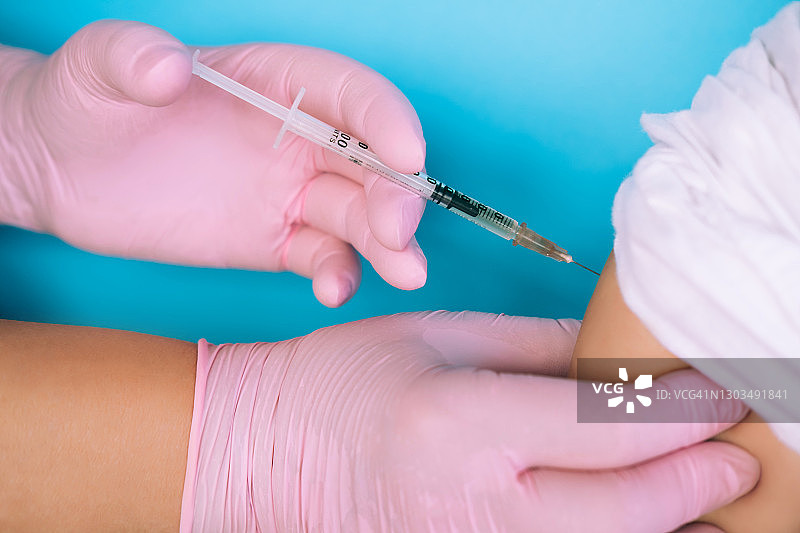 医生为病人接种新冠疫苗图片素材