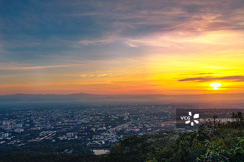 日出时分清迈市的航拍景色图片素材