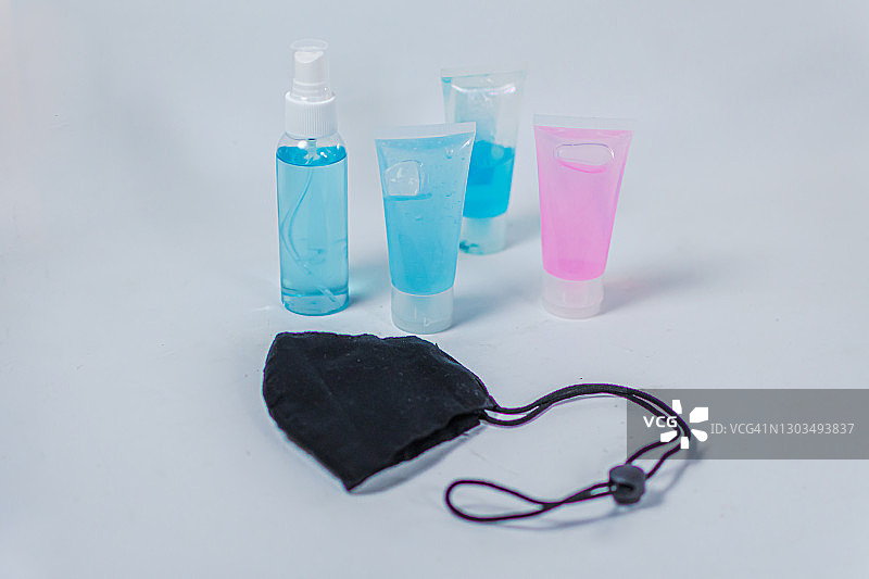 70%酒精洗手液和防护口罩特写图片素材