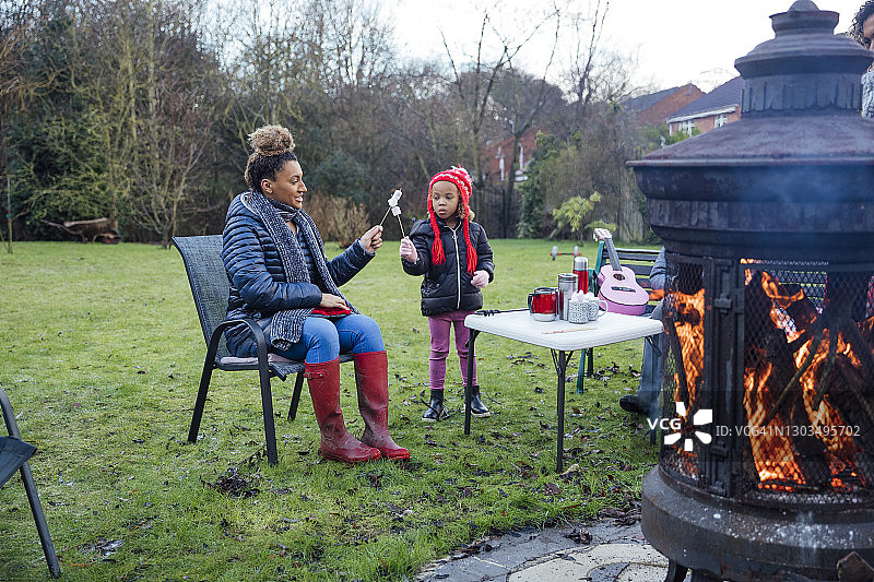 一起烤棉花糖图片素材
