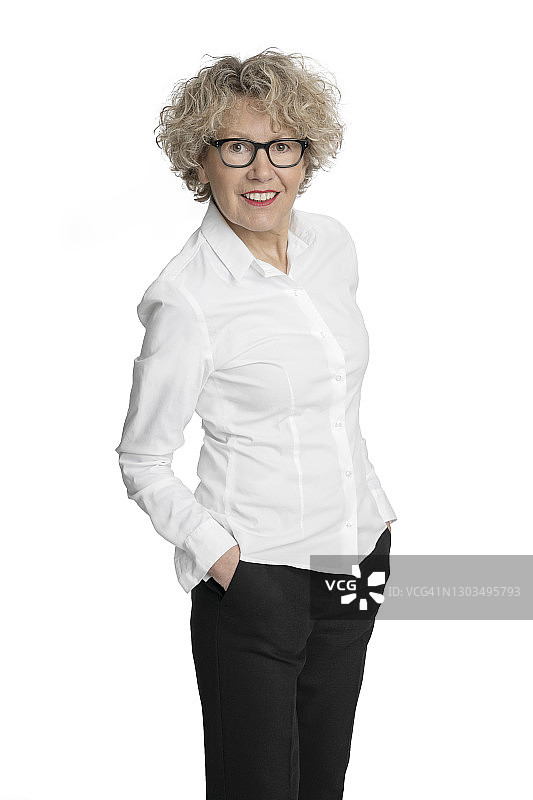 对着镜头微笑的年长商务女性，白色背景图片素材