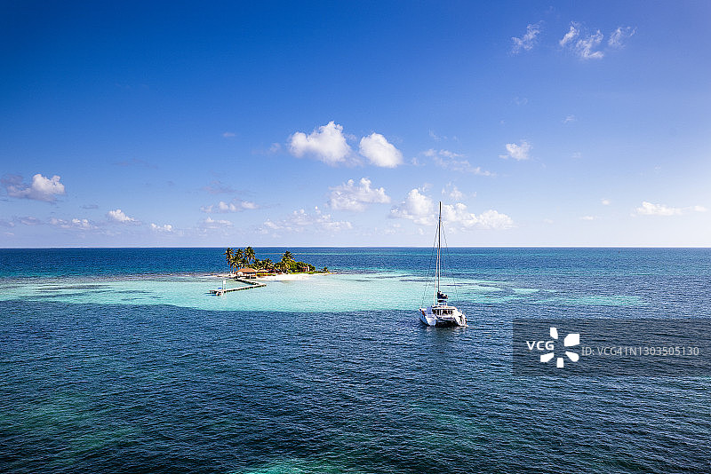 田园小岛与停泊的帆船图片素材