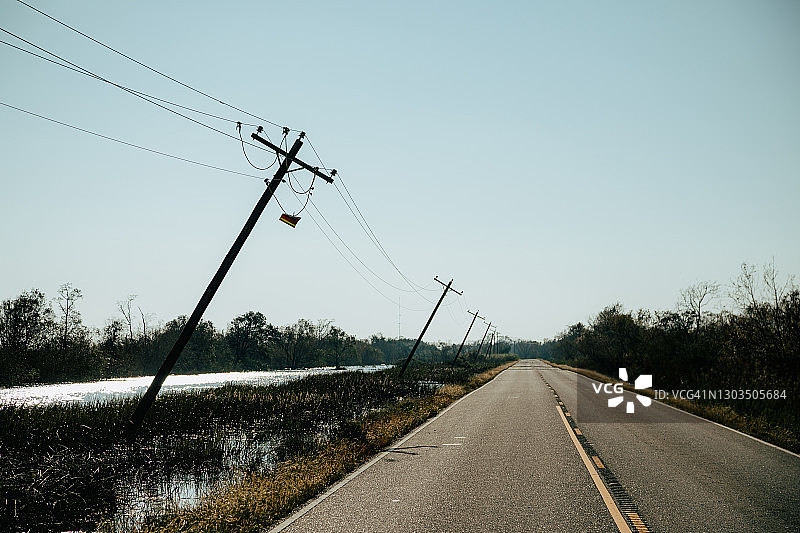 暴风雨损坏的电线杆图片素材