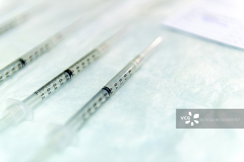 装满新冠疫苗的注射器图片素材