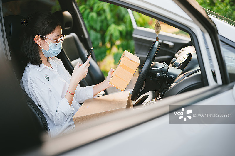 戴口罩女性网购退货快递图片素材
