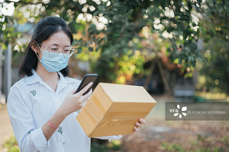 戴口罩的年轻人确认电商App订单收货图片素材