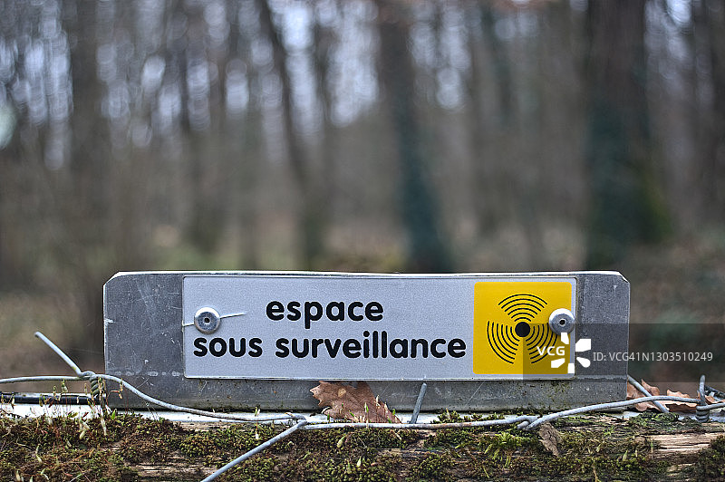 森林中私人财产入口处的监控标志图片素材