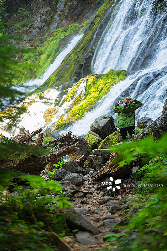 孤独的徒步旅行者攀登前往俄勒冈州瀑布的小径图片素材