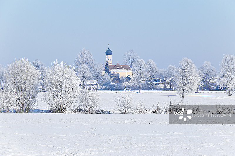 巴伐利亚雪景与乡村教堂图片素材