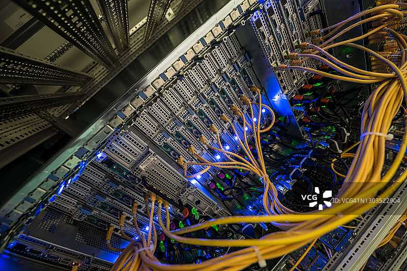 数据中心内的服务器机架图片素材