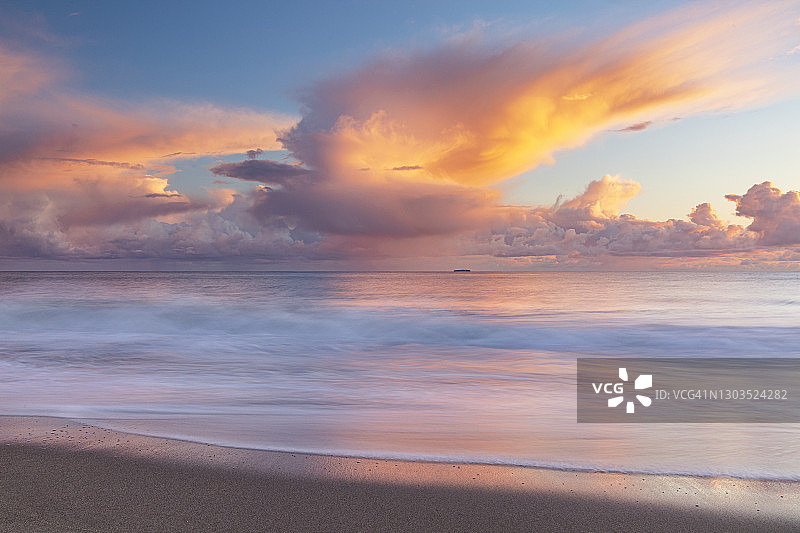 日落时分温暖粉色风暴云海景图片素材