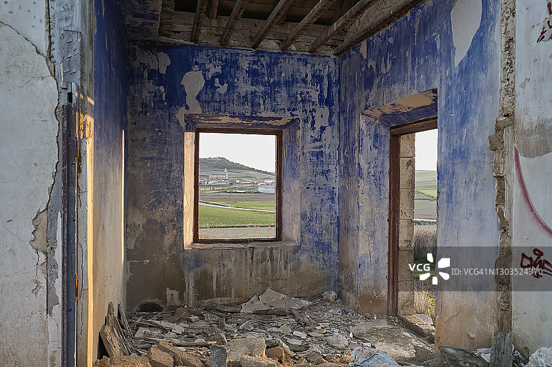 连接巴利亚多利德和梅迪纳-德里奥塞科的道路上的古老火车站遗址图片素材